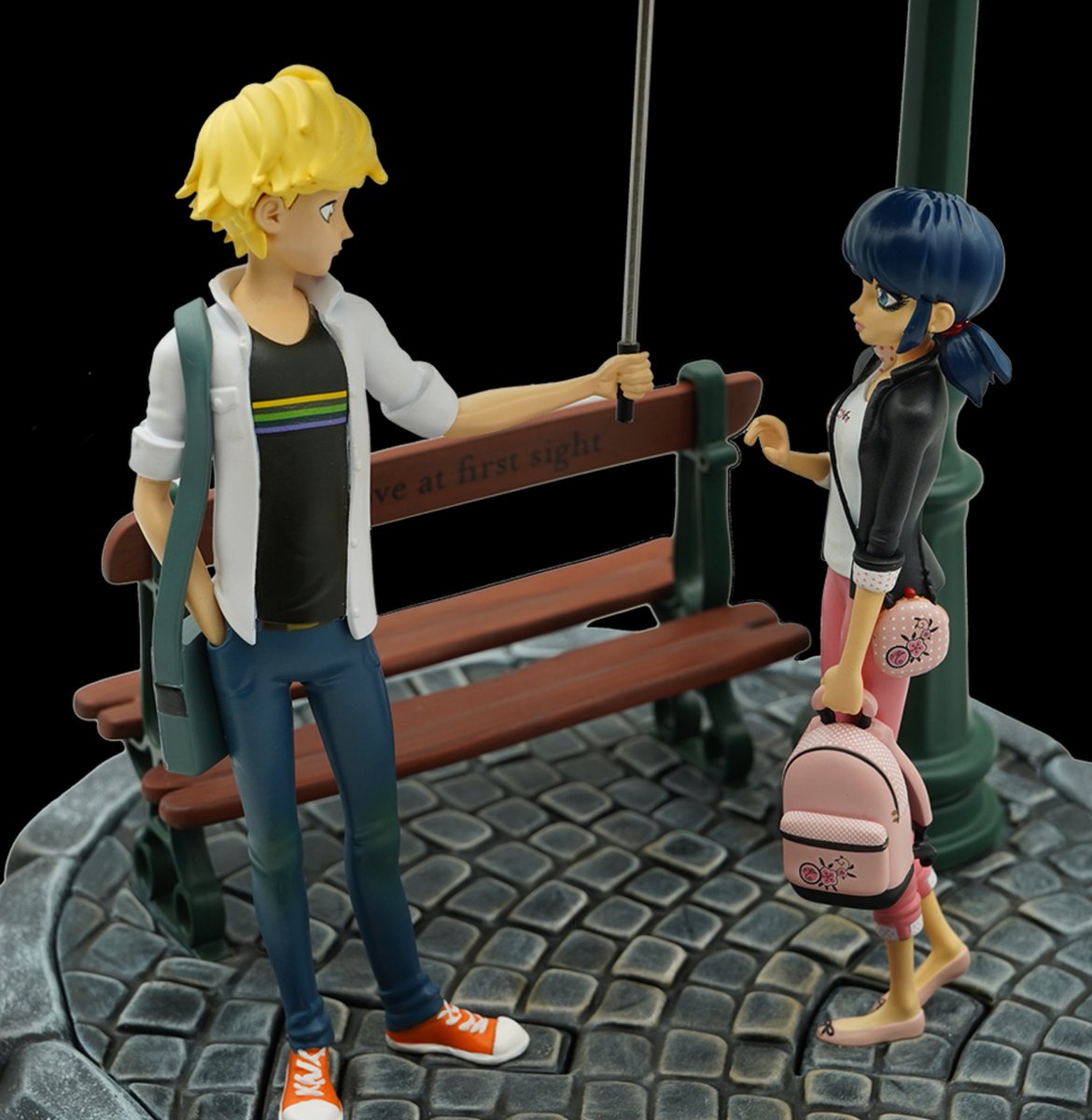 Amelie_Graham_'s tweet photo. 🐞✨ | Figura/estatua artista de Adrien y Marinette de la "Escena del Paraguas" ya está disponible  para hacer pedidos por adelantado para el mes de Abril en la tienda oficial de Miraculous, Zag Store. ☂️

Tiene un precio de $349.00 USD.

#MiraculousLadybug https://t.co/nFKIxYQPcT
