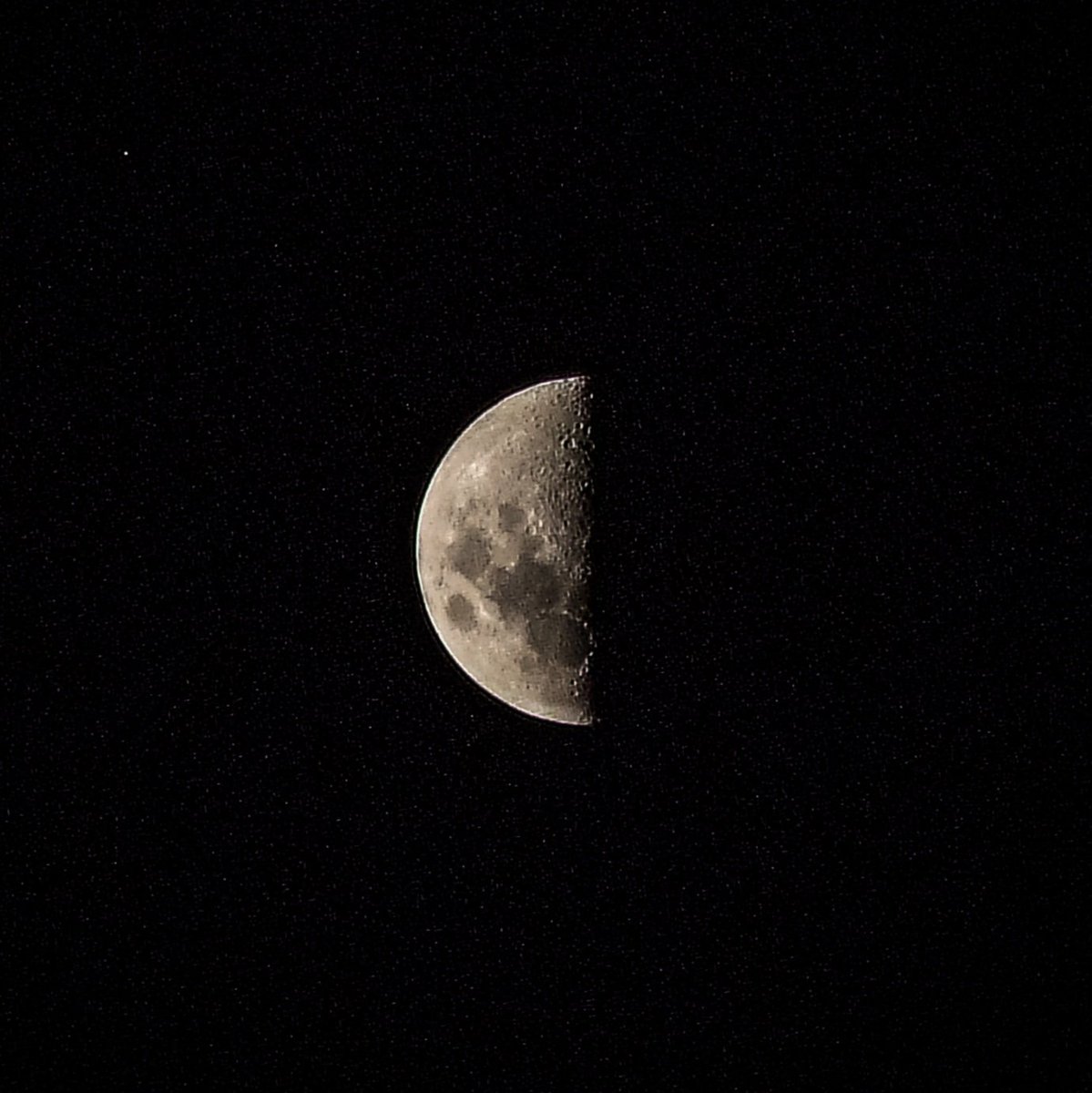 SyedShaheeer's tweet photo. Half moon vibes &amp; starry nights ✨ 🌗
#quote #quotes #moon #moonphotography #moonlight #moonwatch #moonphoto #moonknight #moonlovers #nature #night #naturephotography #nightscape #nightsky #viral #caption #canonphotography #nikkonphotography #karachi #halfmoon #photography https://t.co/GGBbyMhAev