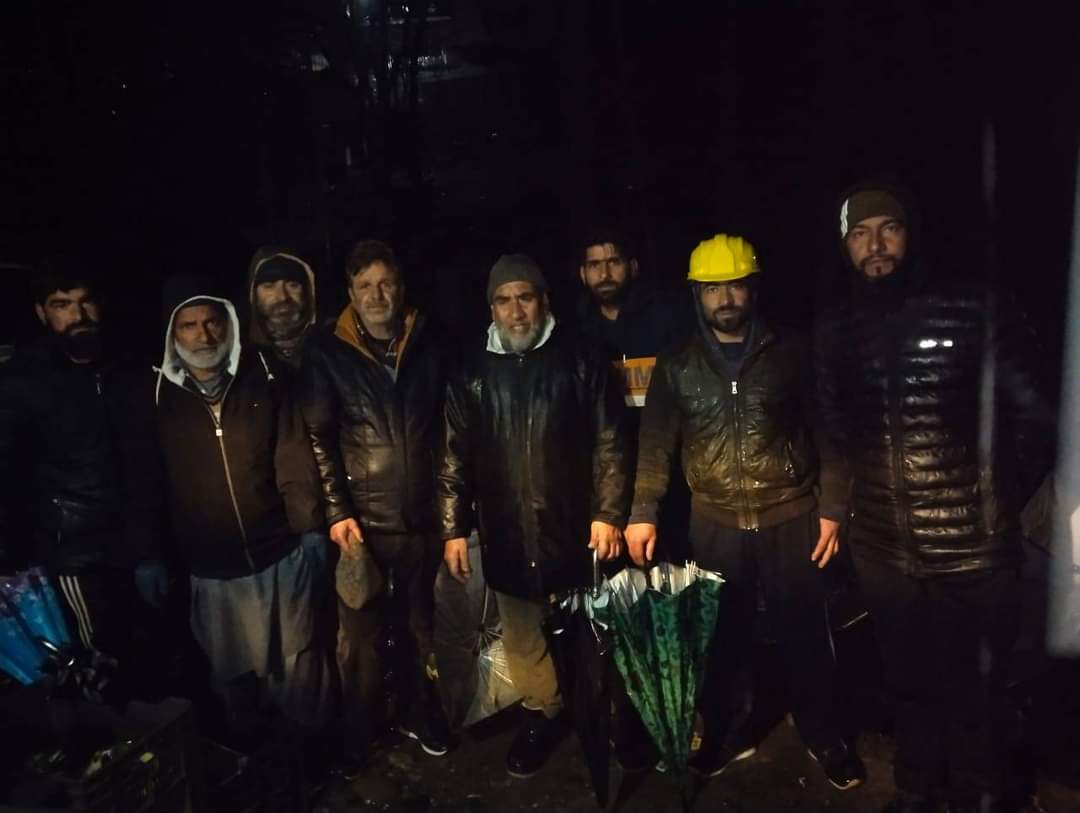 @KPDCLOfficial #kpdcl worriers of Subdivision #esdkangan after restoring power supply of 11kv Mamer feeder catering Mamer to Kangan area amidst heavy rain fall and wind storm.The joy in enlightenment of lives of others. @diprjk @mussarat_zia @EdGanderbal @KpdclG @GreaterKashmir