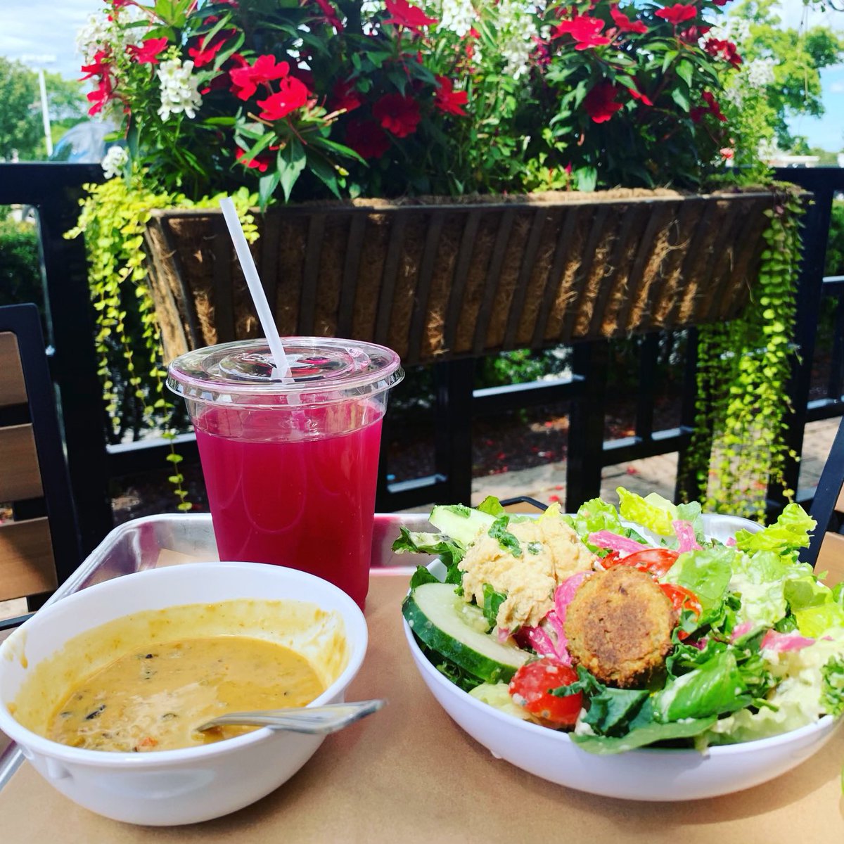 Eathues's tweet photo. Your plate is your canvas! We recommend you fill your plate with whole foods and ingredients. At the end of the day, food is fuel. 🍽️🍓🥗 https://t.co/EimxaFSQXS