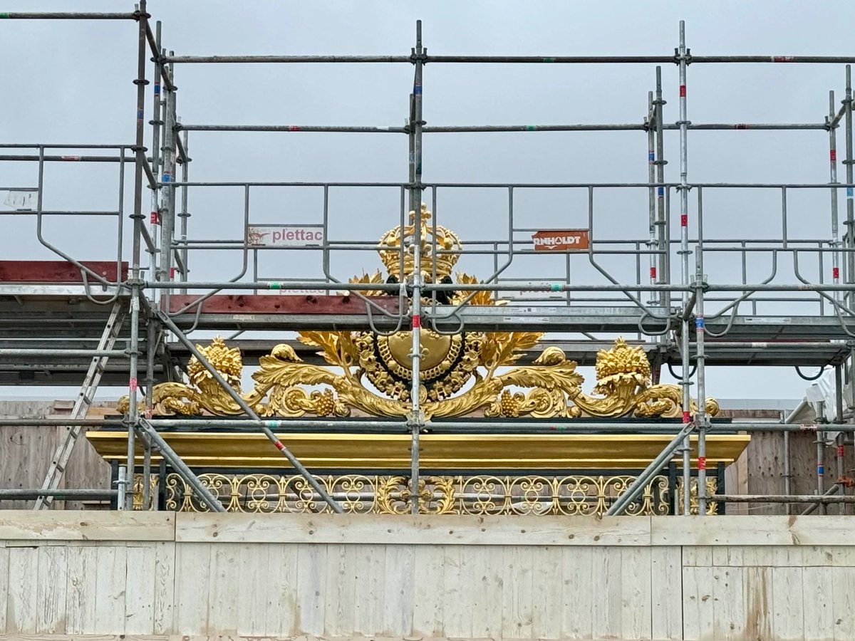 Le fronton de la grille d'honneur restauré est visible de la cour d'honneur.  <a href="/CVersailles/">Château de Versailles</a>
