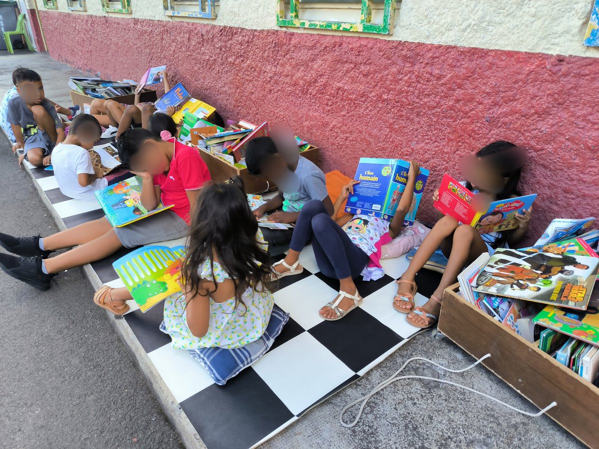 🌞 Après avoir bien subi la chaleur🌡️ pendant la pause méridienne 🥵, une petite séance de "Silence, on lit !" à l'extérieur pour profiter d'un petit vent frais et  se calmer avant de rejoindre la salle de classe 🧘‍♂️
