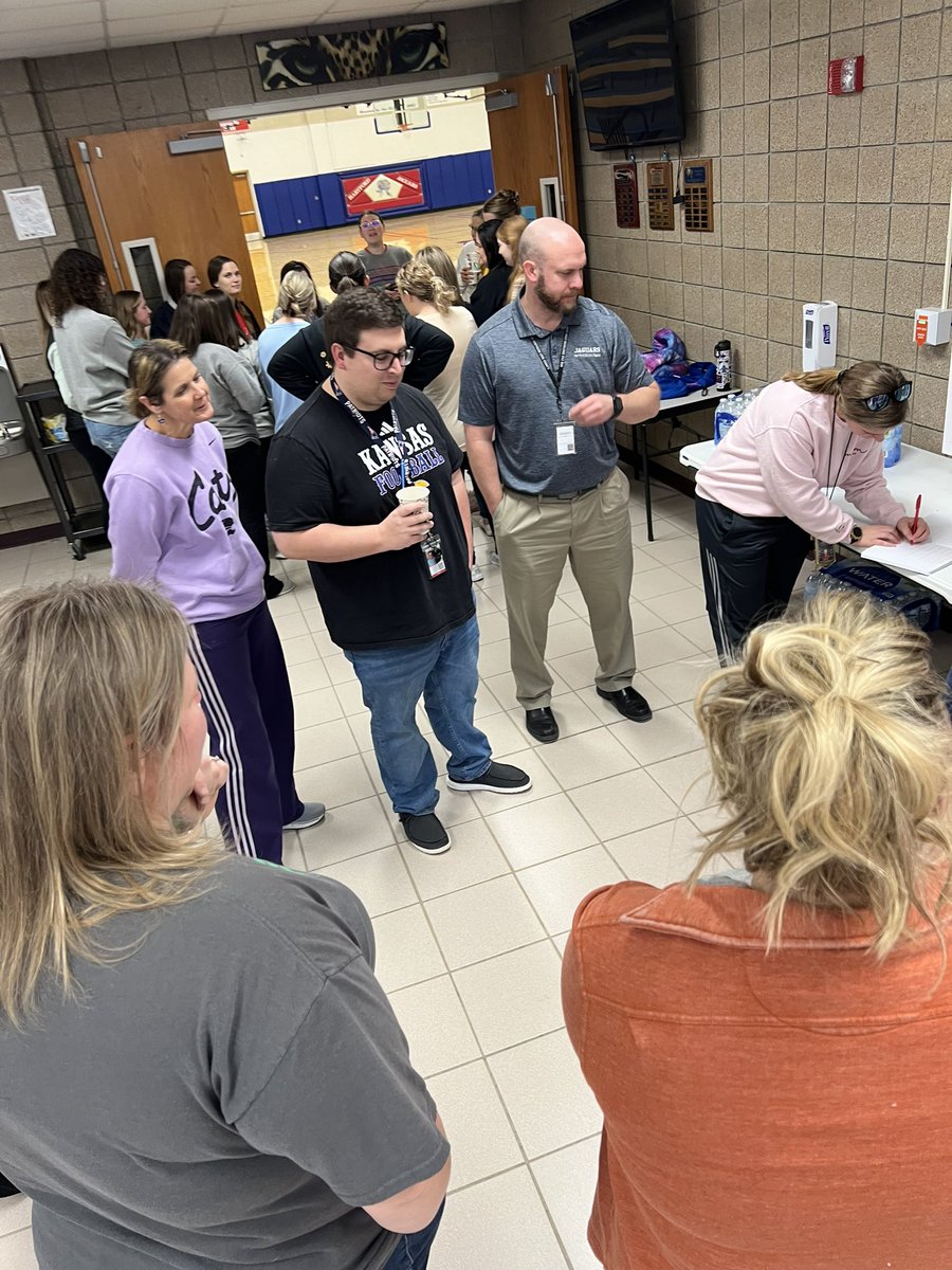 BrettFenton911's tweet photo. Awesome @GreenbushESC day with USD 252 South Lyon County staff focused on Building Relationships #PrimeThePump π https://t.co/nuCsLNnTEA