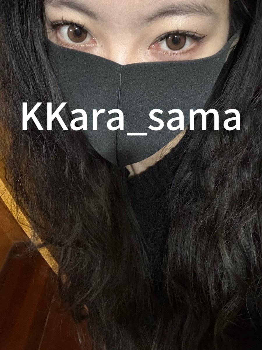 KKara_sama's tweet photo. 难得化妆 还不滚过来被妈妈盯🐍 https://t.co/qr7IET8l5O