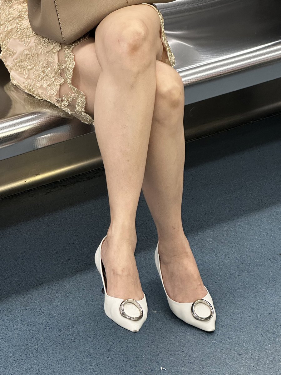 paineP6's tweet photo. 看年纪至少40了，碎花过膝裙加浅口高跟，看起来全身都是贵价货，当得上风韵犹存几个字，拍的时候直接受不了硬了 https://t.co/xRBQzeS3pI