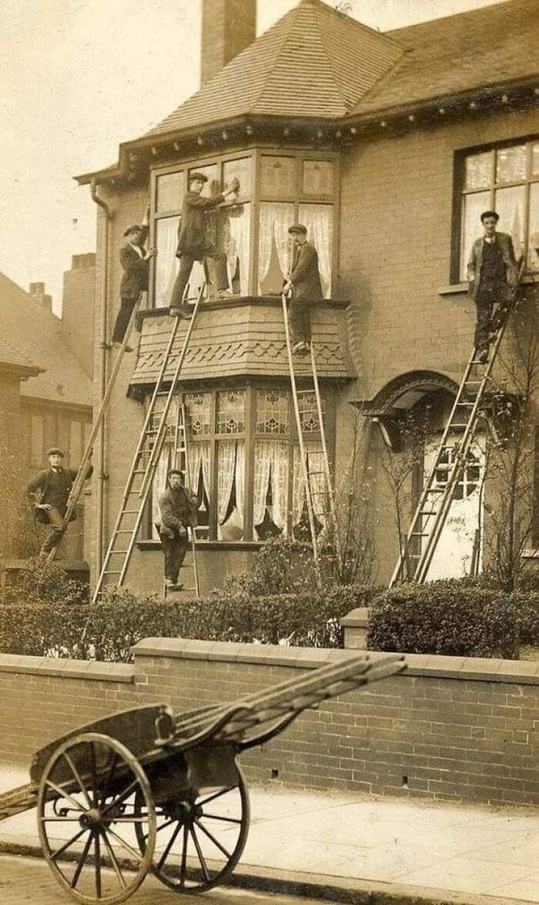 #OTD #100YEARS #History #BackWhen 
Even the window washers wore suits to work 100 years ago!