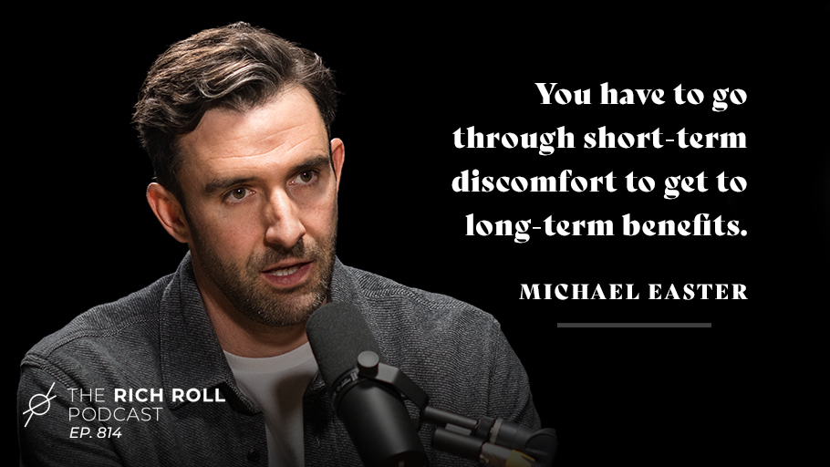 RichRollPodcast's tweet photo. #MondayMotivationโจ @Michael_Easter shares the psychology of addictive behavior, the pernicious ways big tech exploits our brainโs reward-seeking nature, and how we can fight back.๐๐ฝhttps://t.co/qCpvYD8Jqd #richroll #richrollpodcast #michaeleaster #author #scarcitybrain #mindset https://t.co/A27EWOcFbm