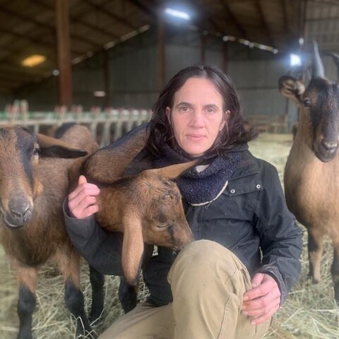 LMPositif's tweet image. 🇫🇷 Une agricultrice surendettée sauvée par un élan de solidarité ! Dans une situation critique après une livraison de foin défectueux, Delphine Serreau, éleveuse de chèvres dans l’Indre, a reçu 160 000 euros grâce à une cagnotte en ligne ! 👏 (France Bleu)

📸 Frédéric Potet