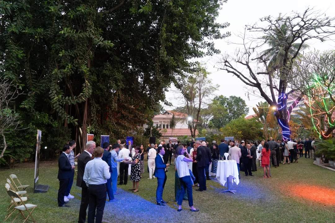 The “group of French speaking ambassadors”(🇨🇦🇰🇭🇫🇷🇱🇺🇨🇭) met at the residence of France to discuss the celebrations of the #Francophonie month. Réunion du « groupe des amb francophones ». Rv pour le mois de la Francophonie au Laos et pour le Sommet en octobre à Villers-Cotterêts.