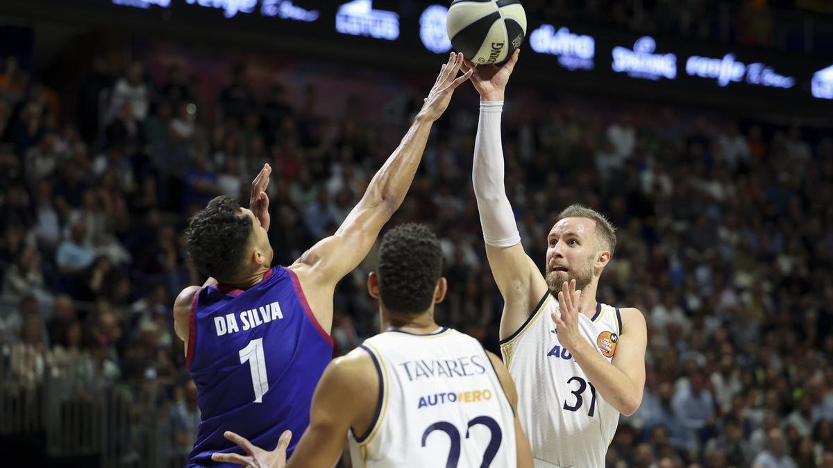 larambla981's tweet photo. ⚽️🏀 Cada dilluns fem #TertúliaEsportiva a @radiodesvern! Avui amb Richi Gafarot, Pol Brull i @jasmarats. 

👉Copa del Rei de #bàsquet
👉Lliga #EASports
👉Lliga #Hypermotion
👉Esport local: victòries de l'@HCSantJust i l'@AtleticSantJust   

🎧PODCAST: 
https://t.co/7LvRwk1XGy https://t.co/q7uPgfnATt