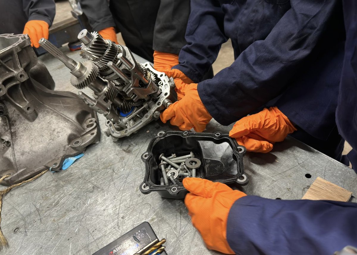 The young people on our @GTG_Training Access to Mechanics course were boiler-suited up and hands-on this week, learning about gearbox repairs and brakes 🙌.