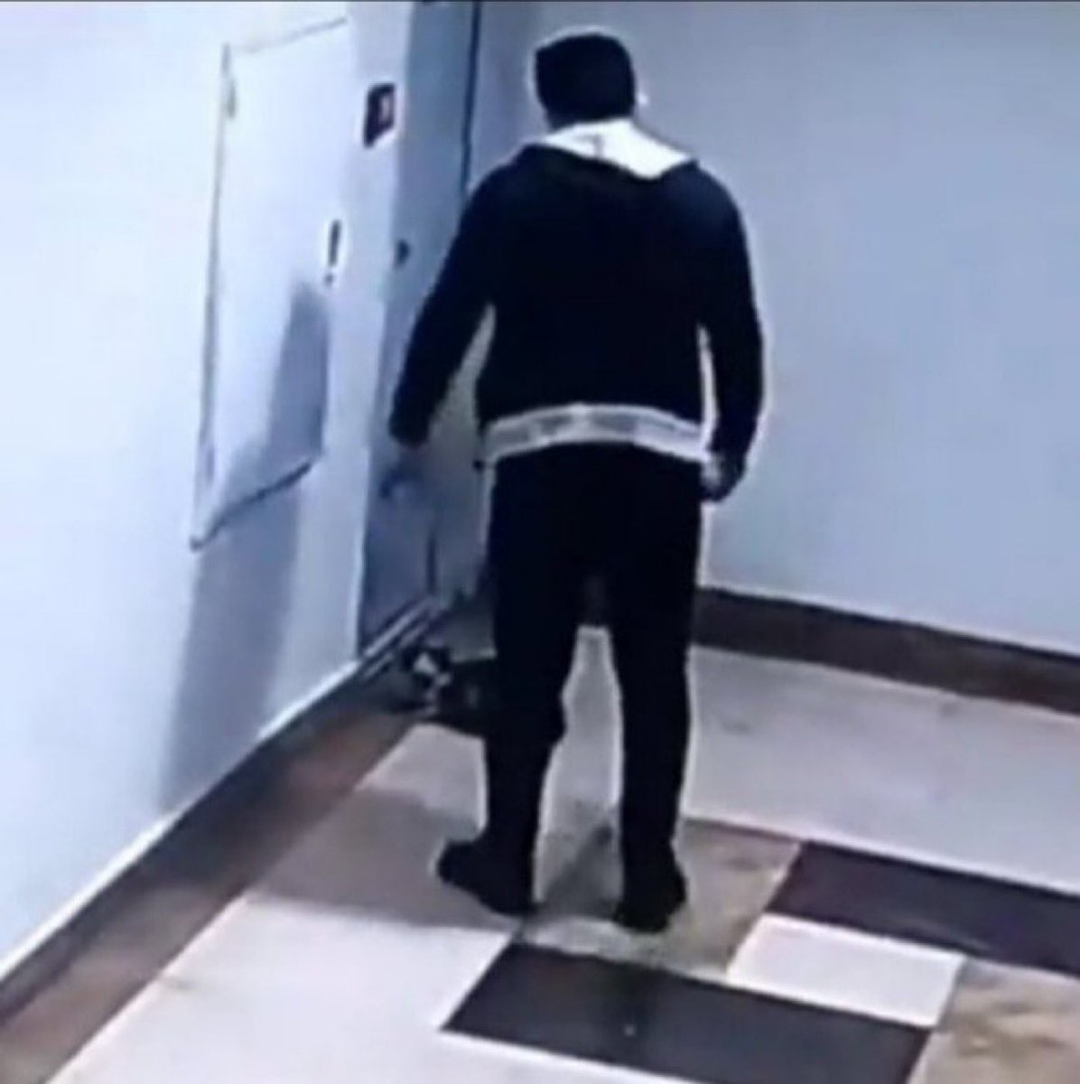 Savcılık itiraz etmişti.

Mahkeme gerekçeli kararı açıkladı:

Gerekçede, sanığın mahkemedeki tutum ve pişmanlığını gösteren davranışları nedeniyle cezada indirim uygulandığı ve 2 dakika 34 saniyelik video kaydında kedinin kaçmasına engel olduğu ve birden çok tekmeleyerek