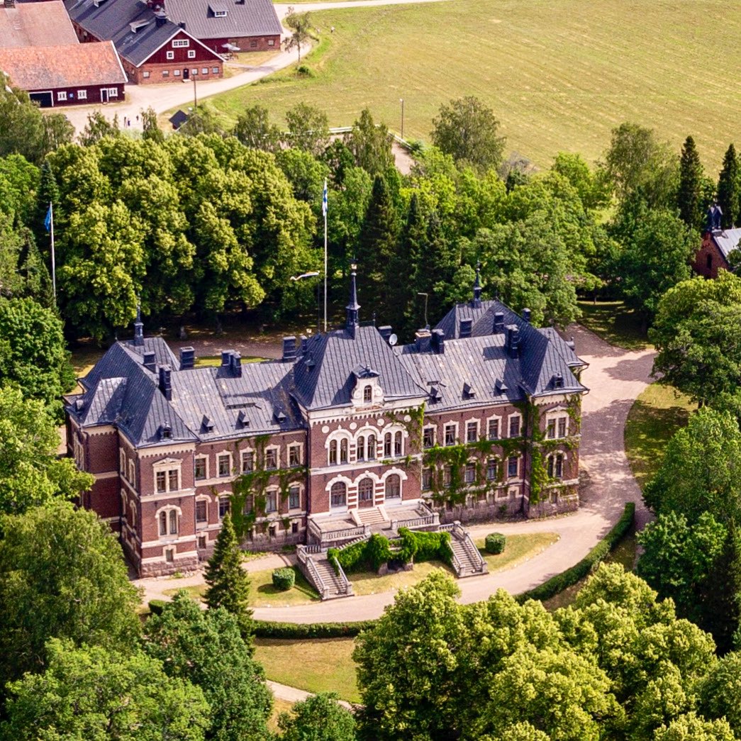 Malmgårdin Kartanossa järjestetään linnakierroksia kevän-syksyn aikana sekä keräilyryhmille että tilausryhmille. 

Kartanon isäntä kreivi Henrik Creutz toimii oppaana kartanossa. Tervetuloa!

Lisätietoja: malmgard.fi/besok/