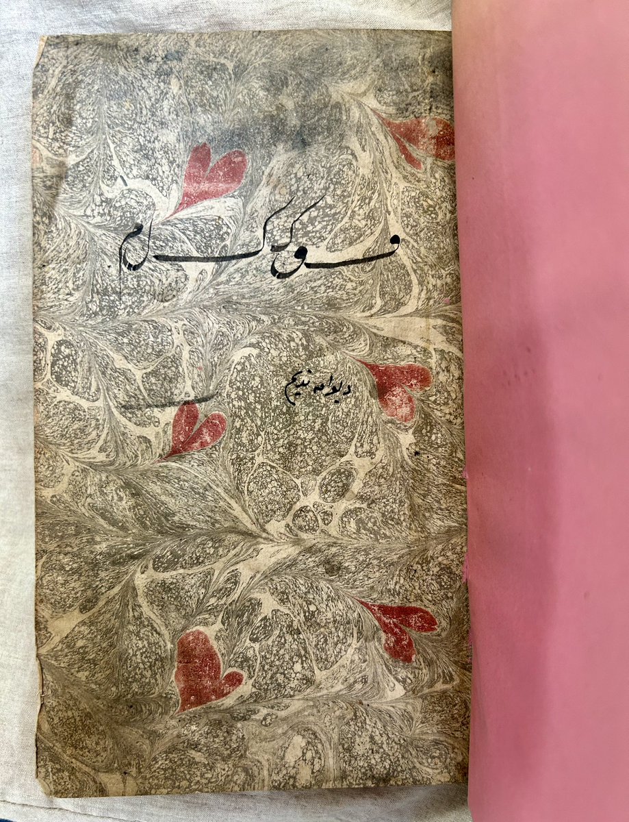 iamkristinesr's tweet image. Belated Valentine’s pattern for #MarbledMonday ❤️

@theULSpecColl Or.698, Diwan, 18th century 📚

#CambridgeUniversityLibraries #IslamicManuscript #DecorativePaper #HandmadePaper #CULconservation