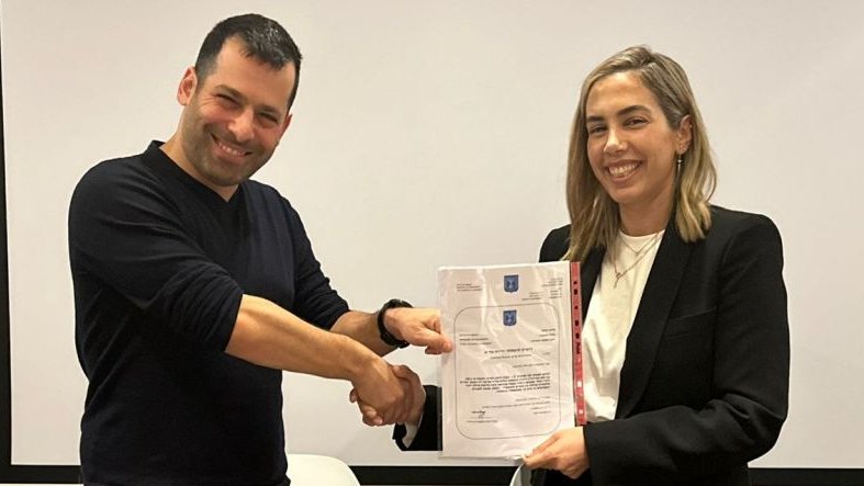An exciting milestone for Airwayz as our CEO Eyal Zor receives the official extension of Airwayz' license as Israel USSP for its product AWZ Dynamic UTM from the CAAI.
The new license covers the following services:
- Flight Authorization
- Geo awareness
- Conformance Monitoring