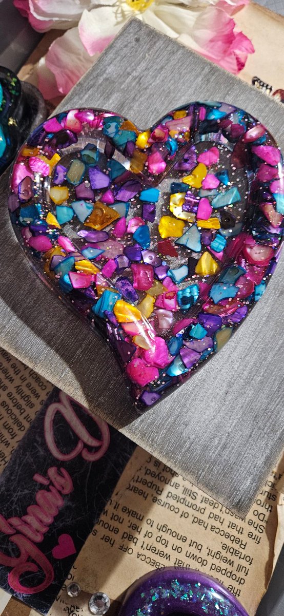 ginas_designs's tweet photo. Dyed Shell Heart Dish https://t.co/wTIyRw0Ont