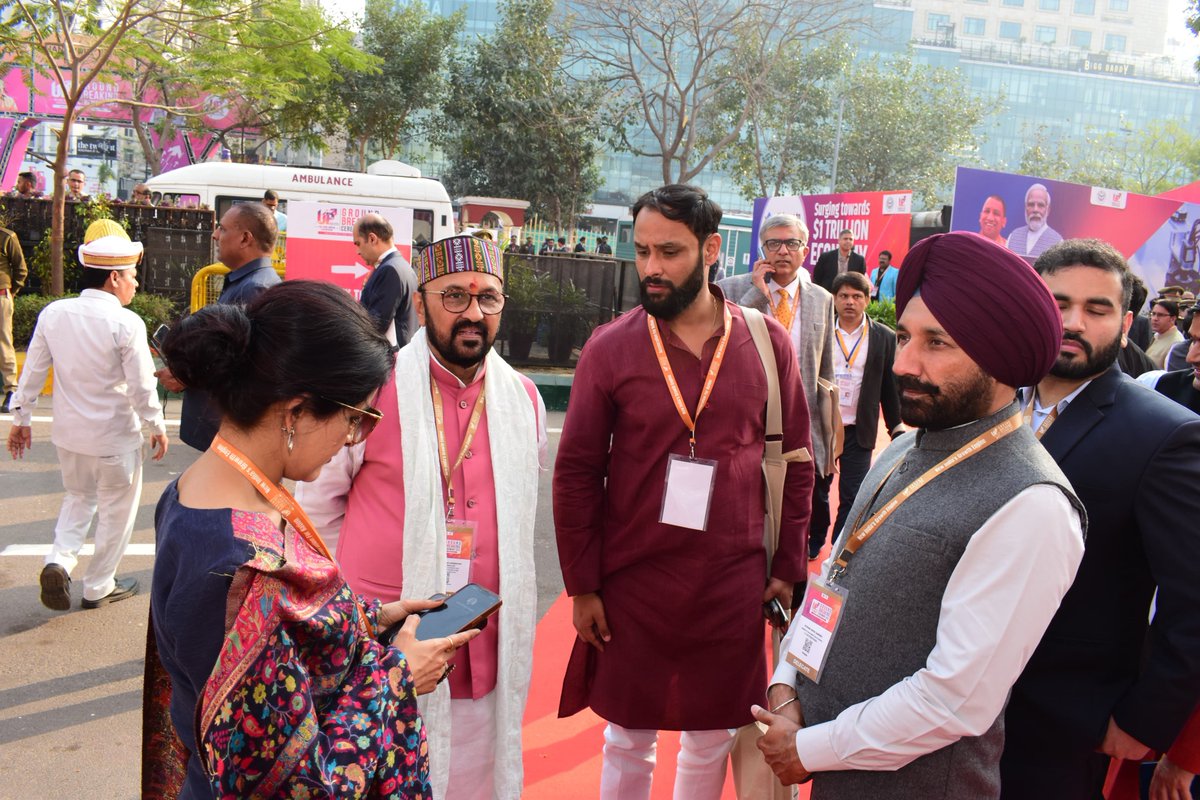 YogendraUpadhy's tweet photo. लखनऊ के इंदिरा गांधी प्रतिष्ठान में #ग्राउंड_ब्रेकिंग_सेरेमनी (जीबीसी 4.0) के उद्घाटन समारोह के पश्चात् मीडिया बंधू और समारोह में आए हुए अतिथिगणों से संवाद करते हुए |
@narendramodi @AmitShah @myogiadityanath @BJP4India @BJP4UP
#PMModiInLucknow
#DisasterResilientBharat
#4thgroundbreakingceremony