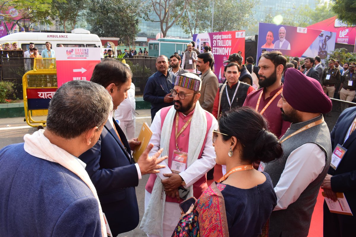 YogendraUpadhy's tweet photo. लखनऊ के इंदिरा गांधी प्रतिष्ठान में #ग्राउंड_ब्रेकिंग_सेरेमनी (जीबीसी 4.0) के उद्घाटन समारोह के पश्चात् मीडिया बंधू और समारोह में आए हुए अतिथिगणों से संवाद करते हुए |
@narendramodi @AmitShah @myogiadityanath @BJP4India @BJP4UP
#PMModiInLucknow
#DisasterResilientBharat
#4thgroundbreakingceremony