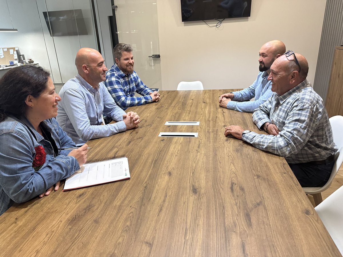 llagosteraldia's tweet photo. 📣Seguim amb la ronda de visites a les empreses de #Llagostera. 

✅ Avui hem visitat @Piscinesstfeliu, especialitzada en el disseny i construcció de piscines i venda de complements.

🏆 En la seva llarga trajectòria ha rebut múltiples premis de prestigi internacional. https://t.co/MKz6dfOfSb