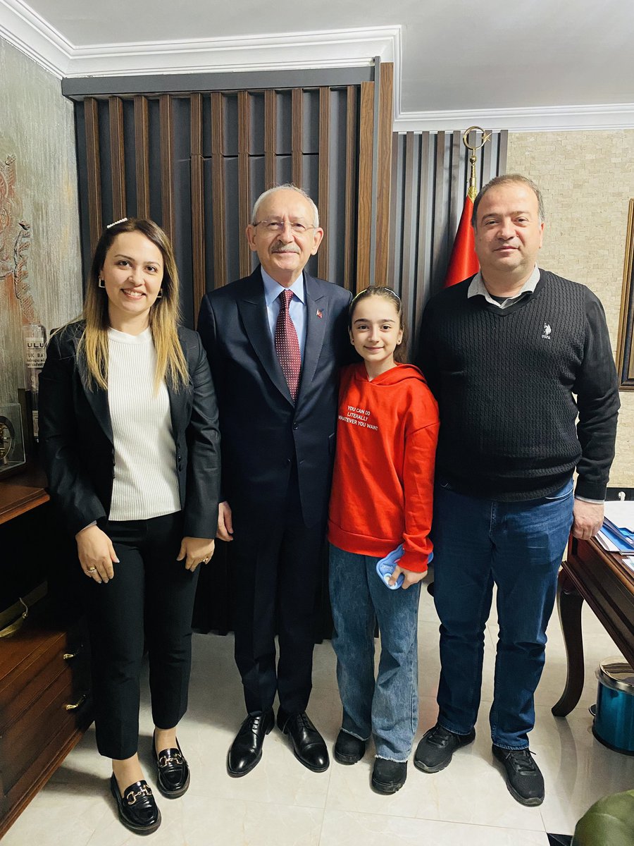 Vefa çok ağır bir yüktür her insan taşıyamaz!Bugün Ankara’da genel başkanımız Sn. Kemal Kılıçdaroğlu’nu ziyaret ettik Hatay’a kucak dolusu selamlarını iletti ve hiç kimsenin umutsuzluğa kapılmamasını istedi...