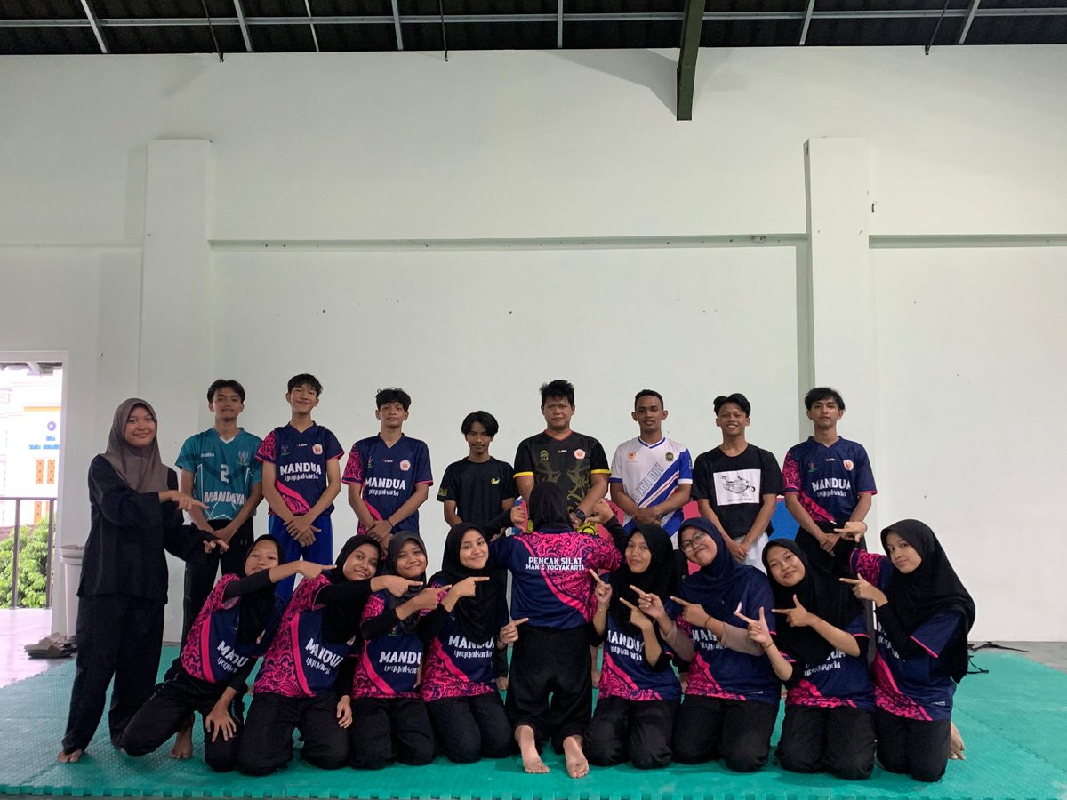 kcingjntan's tweet photo. at school : student
at home : coach https://t.co/bHGrd3Snlq