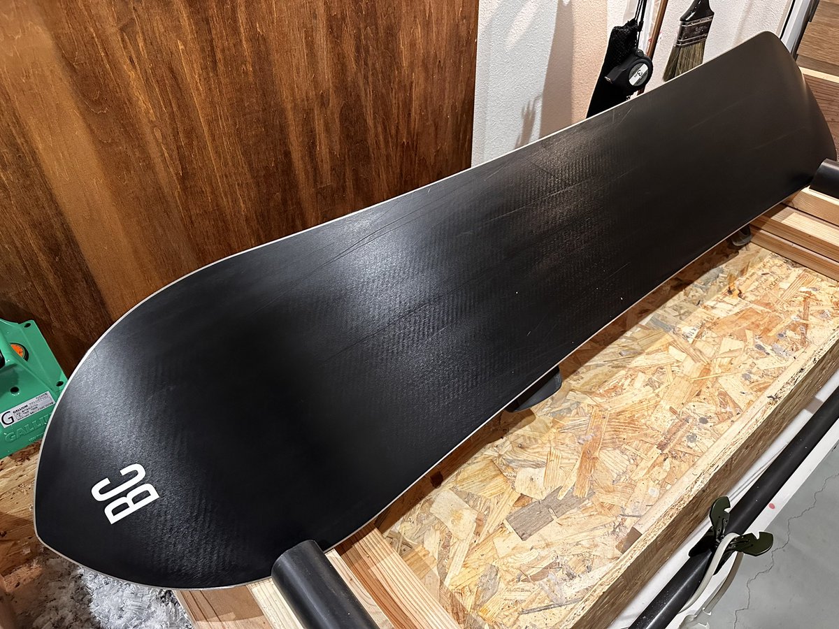 posaune_k's tweet image. #ICEbase 後、一度もWAX入れずスクレーピングとブラッシングのみの手入れで30日滑走のソール状況🙄昨日一昨日のバーンでさすがに少し落ちてきたかな？にしてもここ２年ほどで滑る所が変わってきたから傷だらけや😂ところでICEbase落ちてきたときに入れるWAXて何がえぇんやろ🤔