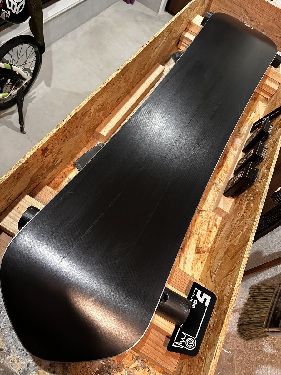 posaune_k's tweet image. #ICEbase 後、一度もWAX入れずスクレーピングとブラッシングのみの手入れで30日滑走のソール状況🙄昨日一昨日のバーンでさすがに少し落ちてきたかな？にしてもここ２年ほどで滑る所が変わってきたから傷だらけや😂ところでICEbase落ちてきたときに入れるWAXて何がえぇんやろ🤔