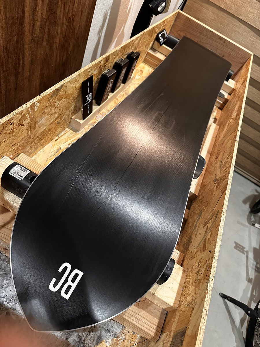 posaune_k's tweet image. #ICEbase 後、一度もWAX入れずスクレーピングとブラッシングのみの手入れで30日滑走のソール状況🙄昨日一昨日のバーンでさすがに少し落ちてきたかな？にしてもここ２年ほどで滑る所が変わってきたから傷だらけや😂ところでICEbase落ちてきたときに入れるWAXて何がえぇんやろ🤔