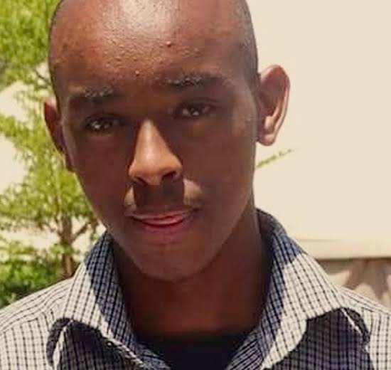 mainandegwa232's tweet photo. Right there and then Lawrence felt an inspiration creep through his spine. It was an inspiration to solve his own problem.

But unlike Villanelle who only killed her mom, Lawrence was going to kill em all !! https://t.co/qamYMIOZno