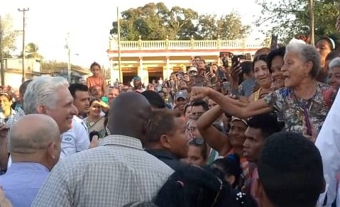 Palmira, Cienfuegos, este viernes. Le grita la señora: "¡Que el espíritu de #Fidel te acompañe siempre!". Cualquiera se eriza... #YoSigoAMiPresidente
