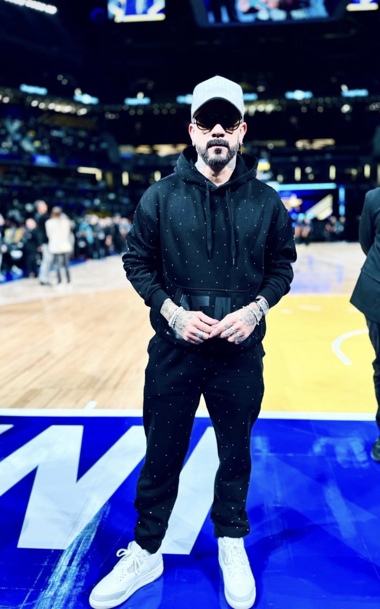 SaraGADU's tweet photo. Como puede quedarle tan bien un chándal a este hombre?? 🥵 Grande @aj_mclean 🖤🔥 https://t.co/q17t1P1N9V