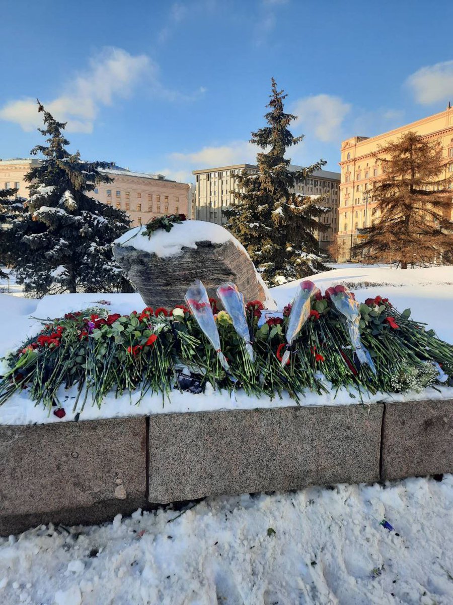 L’ambassadeur de France @PierreLevyDiplo a rendu hommage à Alexeï Navalny à la pierre de Solovki. Посол Франции почтил память Алексея Навального у Соловецкого камня в Москве.