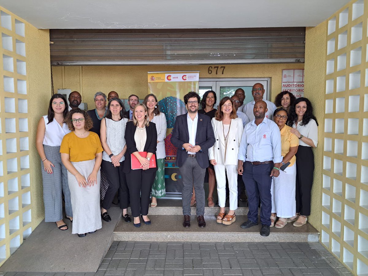 anton_leis's tweet photo. ✈️🇲🇿Con el equipazo de @CooperacionESP en #Mozambique: OCE @AECID_es @CooperacionESP ONGs, trabajador@s de organismos internacionales, coop descentralizada como @CooperacionAND…

4️⃣4️⃣años de cooperación para construir un Mozambique más justo, sostenible y en paz 💪

Obrigado! https://t.co/uZMLCBhWgU