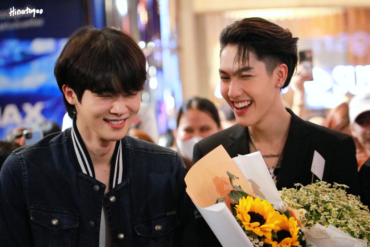 ploy_j18's tweet photo. แสดงความยินดีกับน้อง ใช้เลนส์ซูมแต่ยืนใกล้มาก เลยเก็บโอมไม่ได้ ;_; 
#พี่นาค4 #PEENAK4 #taratiwat #bommu #tarbom #ต้าบอม https://t.co/atjEDui8N4