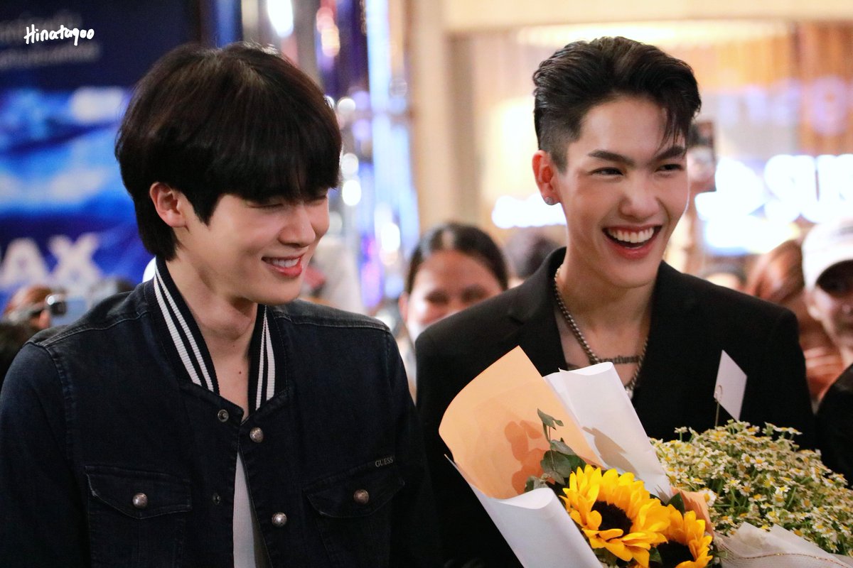 ploy_j18's tweet photo. แสดงความยินดีกับน้อง ใช้เลนส์ซูมแต่ยืนใกล้มาก เลยเก็บโอมไม่ได้ ;_; 
#พี่นาค4 #PEENAK4 #taratiwat #bommu #tarbom #ต้าบอม https://t.co/atjEDui8N4