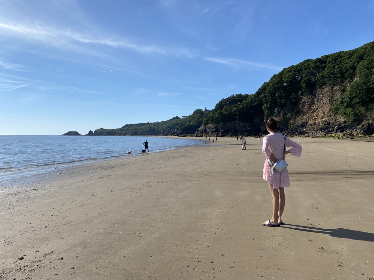 Its one of the most scenic beaches to walk your dog on....and you can do it all year around. Located just behind the Marine Centre on Saundersfoot Harbour, you will find wheelchair access there too.
Remember your dog bags, there is a bin at the top of the ramp to drop them in.
