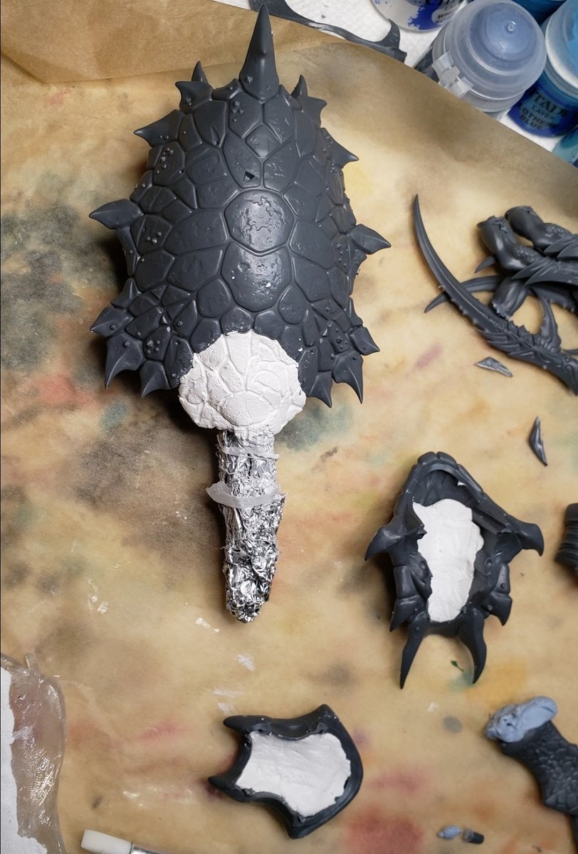 SinaraiP's tweet photo. A little flashback to when I was making the Great Karapiti for my #Deepkin for #ageofsigmar. A giant crustacean type creature that terrorizes the seas of Ghyran and elsewhere that a Realmgate has led.
#Warhammer #WarhammerCommunity #paintingwarhammer #kitbash #wepaintminis https://t.co/G22EA8Lx0Y