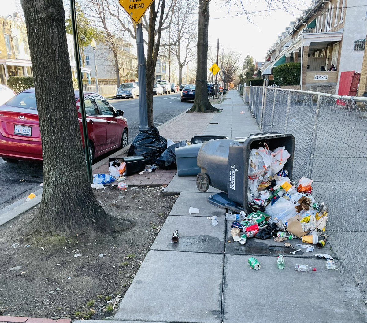👋🏽<a href="/311DCgov/">DC311</a> <a href="/DCDPW/">DC Department of Public Works</a> Help needed with overflowing trash can on the 900 block of Hamilton St NW. Thank you!