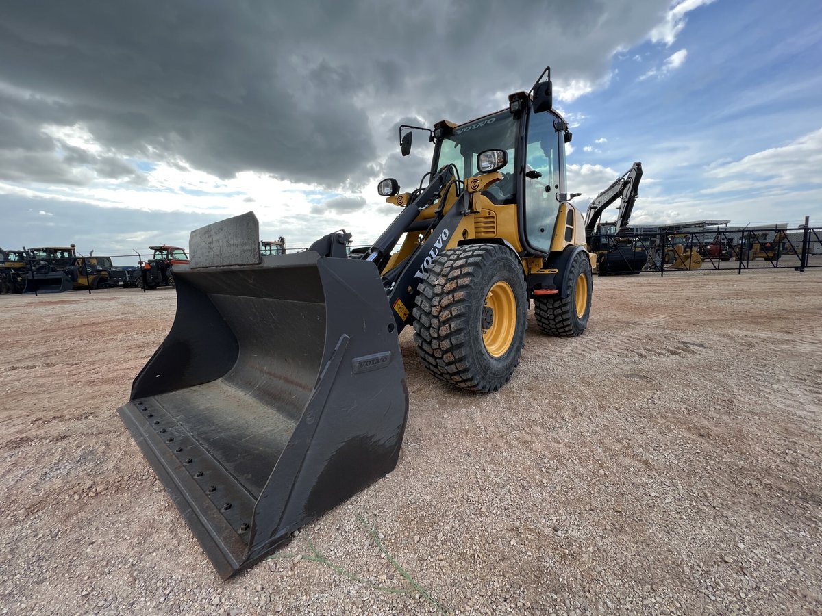 Nothing like some heavy metal to get you going on a Monday morning! Like this 2019 Volvo L25H: bit.ly/49mAeNV #MachineMonday -- Rien comme un peu de métal pour démarrer un lundi matin! Aimez ce 2019 Volvo L25H: bit.ly/3OLco6k #LundiMachine #BrandtUsedEquipment