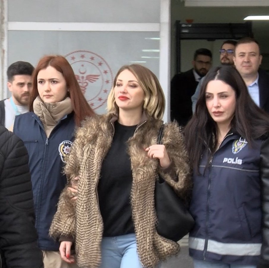 Avukat Feyza Altun:

"Türkiye laik bir ülkedir. Türkiye'de şeriat yok. Türkiye şeriatla yönetilmedi.Hiçbir zamanda şeriatla yönetilmeyecek."

#FeyzaAltunYalnızDeğildir