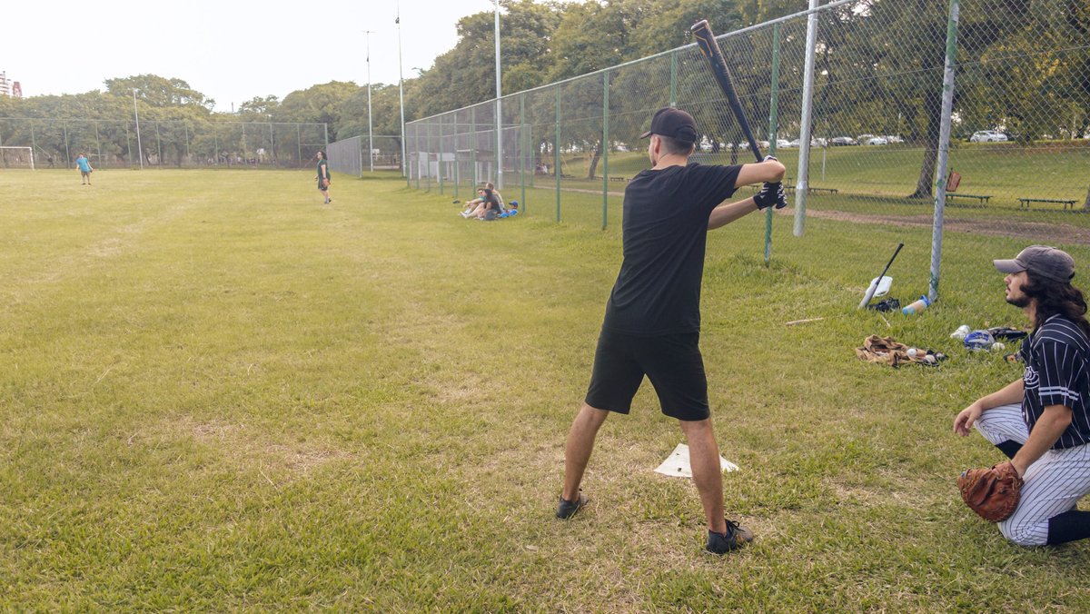 pombaspoa's tweet photo. Mais um sábado, e mais um recorde de atletas treinando conosco! Tivemos 16 pessoas no nosso treino, muitos novatos tendo o primeiro contato com o esporte, e foi um sucesso, conseguimos até realizar outro jogo treino interno!

#beisebol #baseball #mlb #beisebolnobrasil https://t.co/v16rziCfU7
