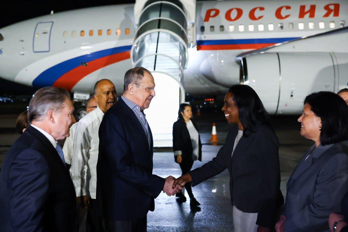CubaMINREX's tweet photo. El ministro de Asuntos Exteriores de la Federación de #Rusia 🇷🇺, Excmo. Sr. Serguei V. Lavrov, arribó hoy a #Cuba 🇨🇺. 

Esta visita constituye la novena que realiza a nuestro país, desde su nombramiento en el cargo.

🔗 https://t.co/gMT5WuWO7o https://t.co/3EuUAhUZm0