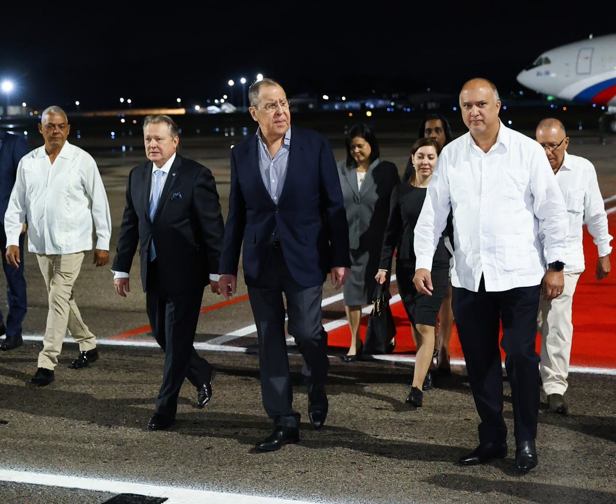 CubaMINREX's tweet photo. El ministro de Asuntos Exteriores de la Federación de #Rusia 🇷🇺, Excmo. Sr. Serguei V. Lavrov, arribó hoy a #Cuba 🇨🇺. 

Esta visita constituye la novena que realiza a nuestro país, desde su nombramiento en el cargo.

🔗 https://t.co/gMT5WuWO7o https://t.co/3EuUAhUZm0