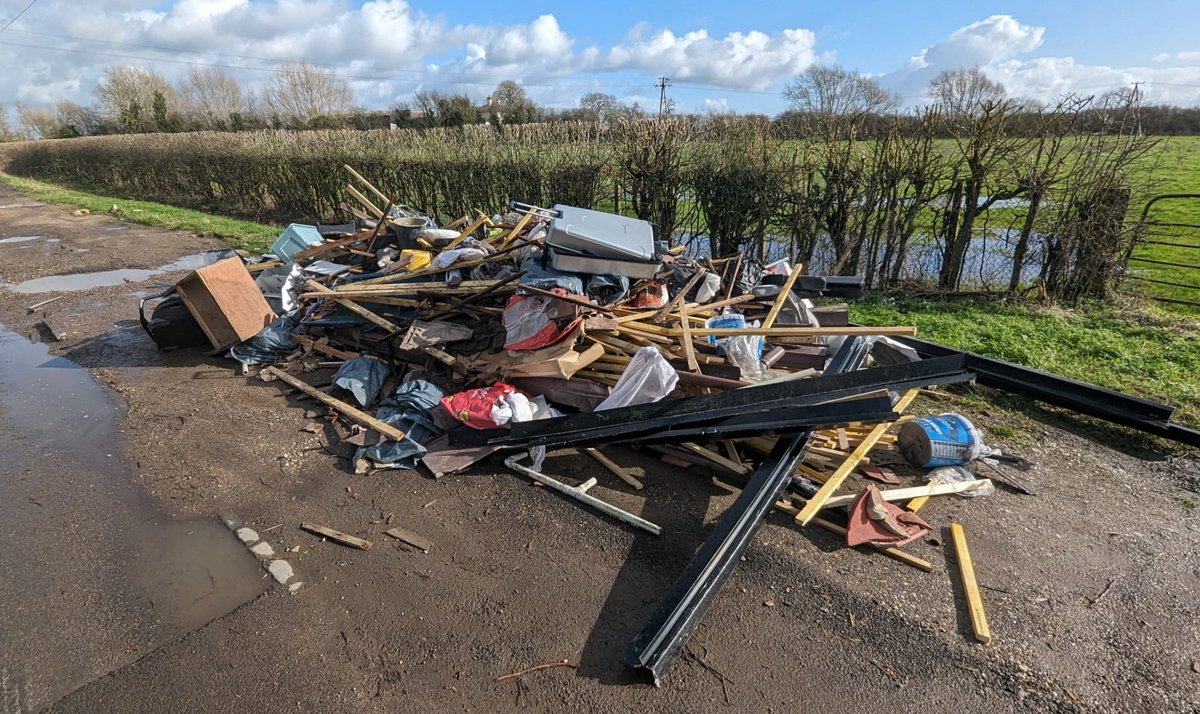 Out-of-Bucks address details found in this waste dumped at Slapton, Bucks  now #underinvestigation and waste producer will be asked to account
Hope they paid traceably (#nocash4trash) or have CCTV so they can help investigators find waste carrier
#SCRAPflytipping