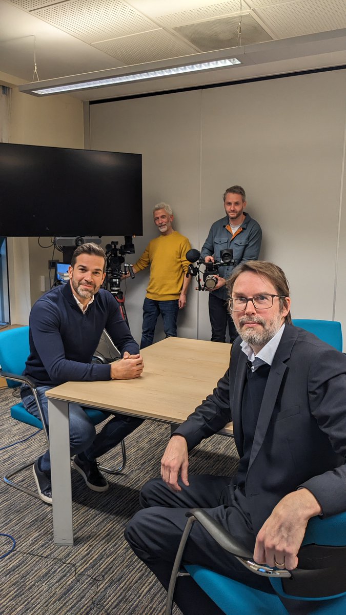 @BBCMorningLive host @GethincJones spotted on campus chatting to our academics on @Cognospeak, a new AI tool to help spot early signs of dementia. 🧠 The tool, funded by @NIHRResearch, could help patients access treatment sooner. 💙 #Sheffield #uniofsheffield #research