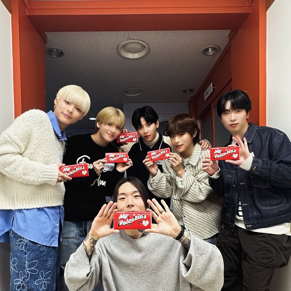 rnus_arirang's tweet photo. #RNUS
[meet you UP🍀]

직접 포장한 초콜릿을 들고 온 
로맨틱장인들 POW♥️ 

즐거움 팡팡❣️ 에너지 팡팡❣️ 
도파민 팡팡 터졌던 오늘❣️

씨디 먹은 라이브로 
사무엘 마음마저 가져간 POW🫠
다음 활동 손꼽아 기다리고 있을게요🥰

#POW #파우 @POW_grid 
#SamuelSeo 
#ARIRANGRADIO #RADIONUS https://t.co/CPIrZljeIO