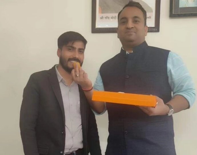 ManjeetGoswami_'s tweet image. मुझे भाजपा हरियाणा सोशल मीडिया विभाग का प्रदेश सह-संयोजक नियुक्त किए जाने पर प्रदेश संयोजक बड़े भाई @beingarun28 जी से आज गुरुग्राम उनके कार्यालय में भगवान गणपति जी व माननीय प्रधानमंत्री श्री नरेंद्र मोदी जी की प्रतिमा भेंट कर उनका धन्यावाद व आभार व्यक्त किया l
#ArunYadav