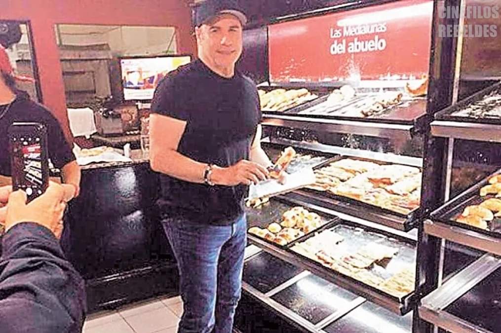 RaroVHS's tweet image. Ayer cumplió 70 John Travolta, pero nunca es tarde para compartir su foto en Las Medialunas del Abuelo.