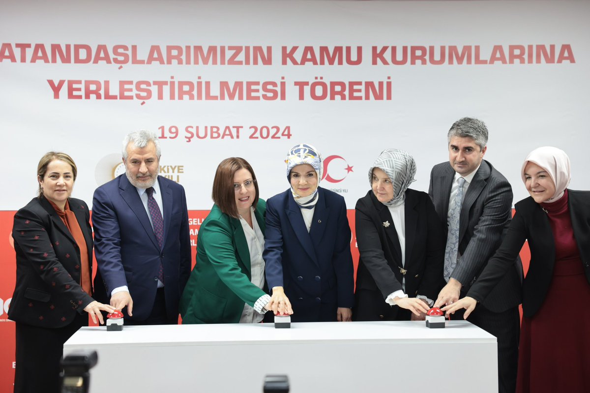 MahinurOzdemir's tweet photo. 2 bin 392 engelli vatandaşımızın kamu kurum ve kuruluşlarına atamalarını gerçekleştirdik. Bu atamayla birlikte, kamuda çalışan engelli memur sayısını 70 binin üzerine çıkarmış olduk.

Bakanlığımız bünyesinde çalışmak üzere 8 bin yeni sözleşmeli personel alacağımızın müjdesini de bu vesileyle verdik.

Aldıkları eğitim ve yetenekleri doğrultusunda istihdama katılarak ülkemizin kalkınma yolcuğuna destek verecek olan tüm kardeşlerimizi gönülden tebrik ediyorum.

Hayırlı olsun.