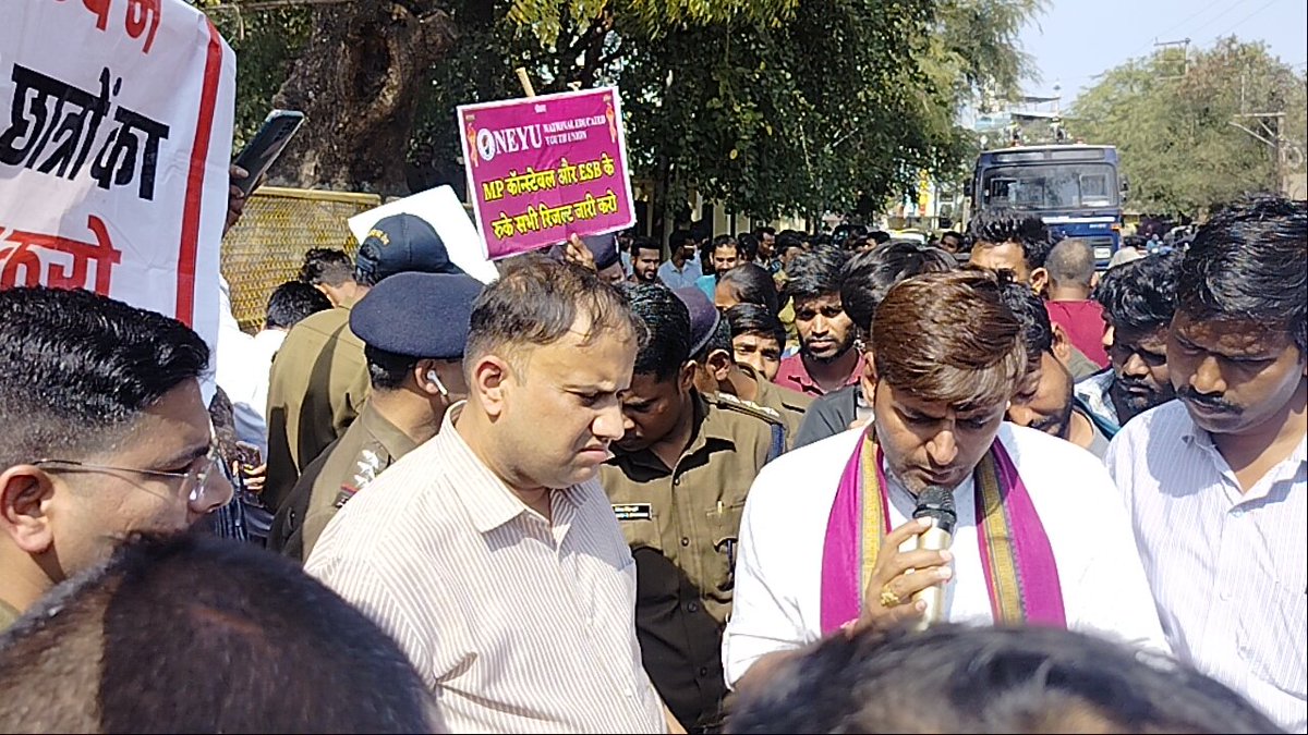 Radhejat1983's tweet photo. इंदौर ADM के सामने आज पटवारी फर्जीवाड़े के साथ 10 सूत्रीय माँगो का वाचन किया 

#MP_PATWARI_SCAM 
#MP_में_15_लाख_दो_नौकरी_लो 

@NEYU4INDIA https://t.co/OhQdo4FhI6